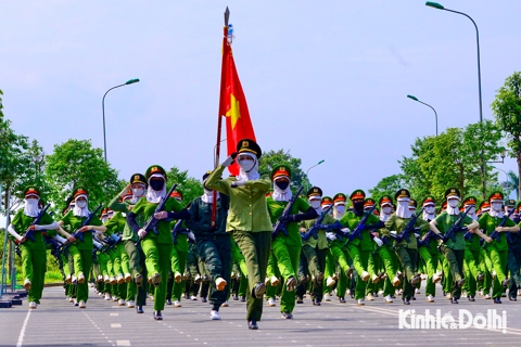 Nữ chiến sĩ Công an hăng say tập luyện chuẩn bị cho lễ diễu binh, diễu hành kỷ niệm 80 năm Quốc khánh

