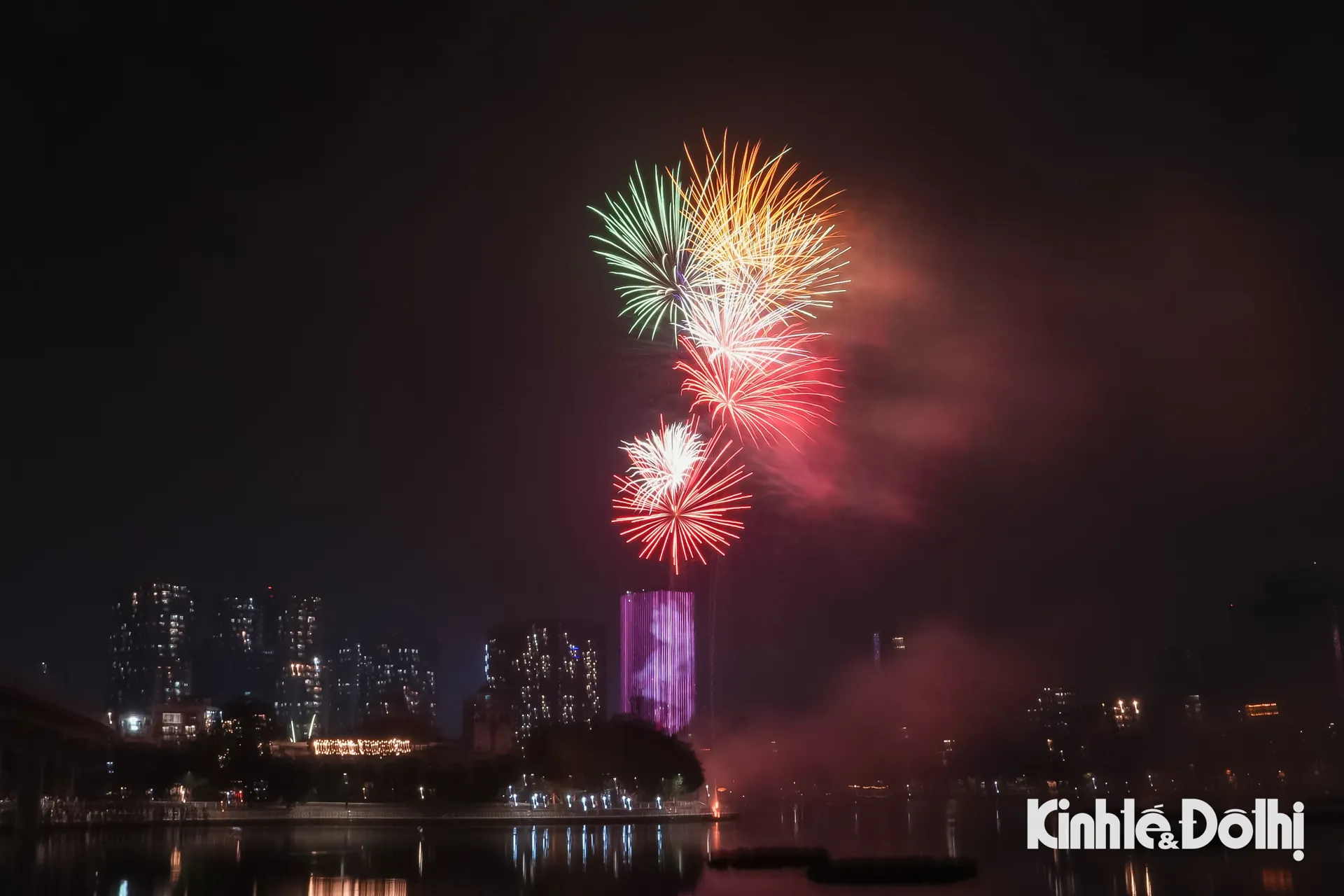 Pháo hoa rực rỡ thắp sáng bầu trời Hà Nội đêm Giao thừa