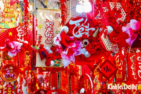 Sắc đỏ rực rỡ, không khí Tết lan tỏa sớm trên từng gian hàng phố Hàng Mã