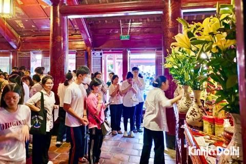 Sĩ tử đến Văn Miếu - Quốc Tử Giám cầu may trước kỳ thi lớp 10
