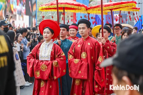 Hà Nội lung linh sắc áo dài bộ hành: Hỷ sự xưa hiện diện giữa đời sống hiện đại