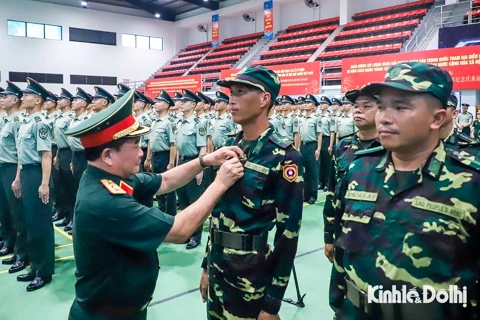 Thứ trưởng Bộ Quốc phòng Hoàng Xuân Chiến gặp quân nhân 4 đoàn quân đội nước ngoài tham gia A80
