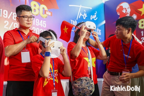 Đông đảo người dân trải nghiệm thực tế công nghệ VR “Trở về thời khắc thiêng liêng”
