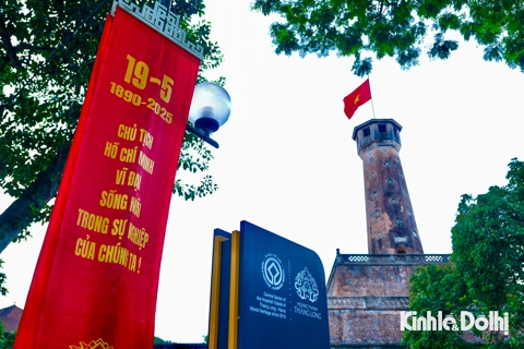 Hà Nội rực rỡ cờ hoa kỷ niệm 135 năm Ngày sinh Chủ tịch Hồ Chí Minh
