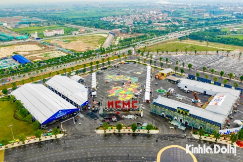 Công nhân khẩn trương hoàn thiện gian hàng phục vụ Triển lãm thành tựu 80 năm Quốc khánh
