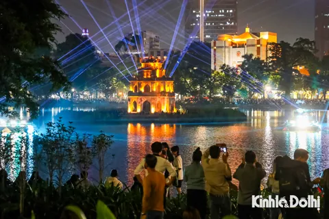 Mãn nhãn với không gian chiếu sáng nghệ thuật Hồ Gươm - Tháp Rùa