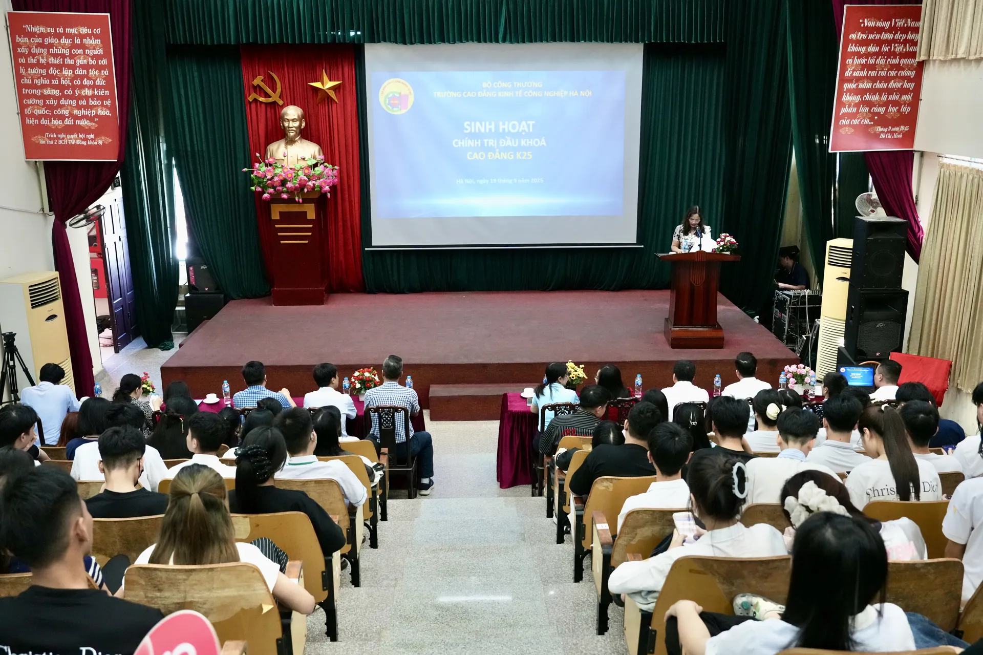 Sinh hoạt chính trị định hướng học tập, rèn luyện cho tân sinh viên