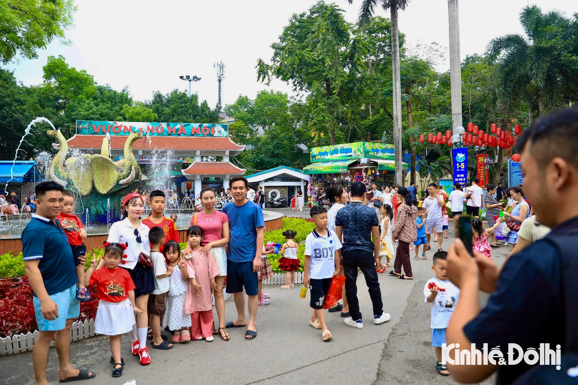 Vườn thú Hà Nội tấp nập người ghé thăm trong kỳ nghỉ lễ 30/4 - 1/5
