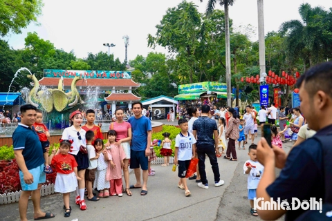 Vườn thú Hà Nội tấp nập người ghé thăm trong kỳ nghỉ lễ 30/4 - 1/5
