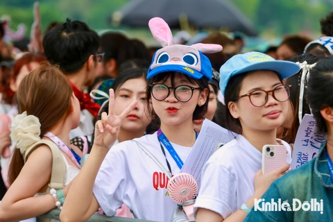 Giới trẻ xếp hàng xuyên đêm đợi xem concert "Anh trai say hi"