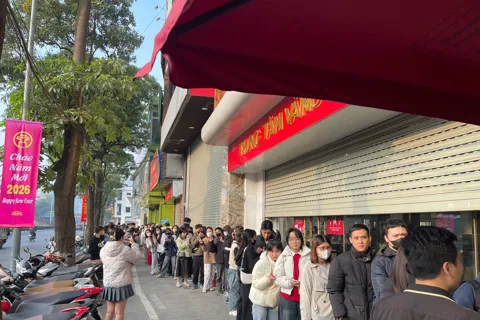 Người dân xếp hàng chờ mua vàng “Tiểu Kim Cát” 0,1 chỉ