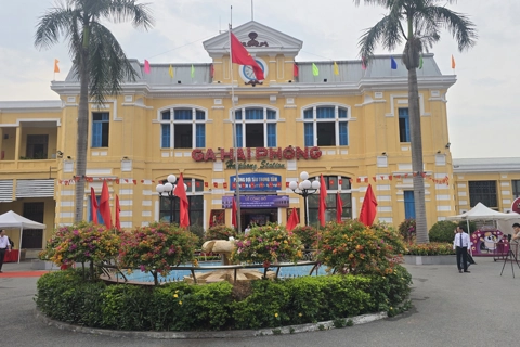 Khai trương đoàn tàu chất lượng cao Hoa Phượng Đỏ
