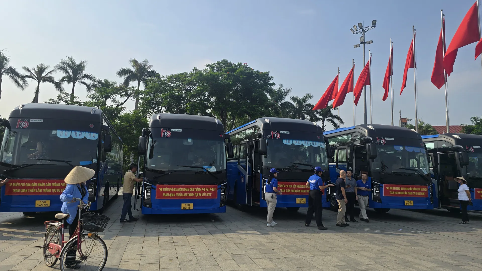 Hải Phòng tổ chức 230 chuyến xe miễn phí đưa người dân đi tham quan Triển lãm A80