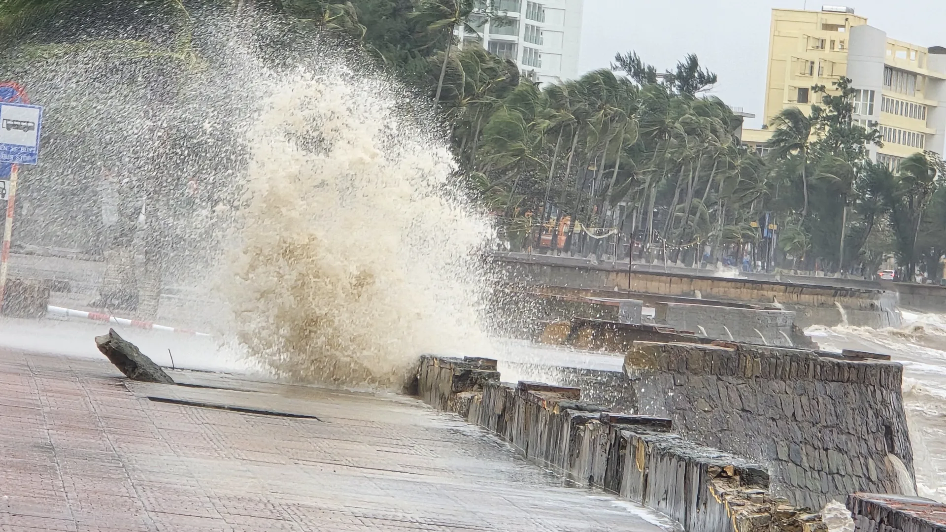 Hải Phòng: sóng biển đánh cao khiến một số đoạn bờ kè bị vỡ