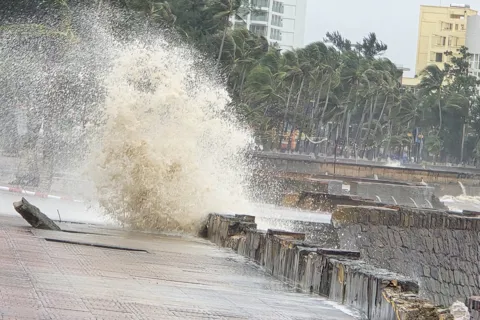 Hải Phòng: sóng biển đánh cao khiến một số đoạn bờ kè bị vỡ