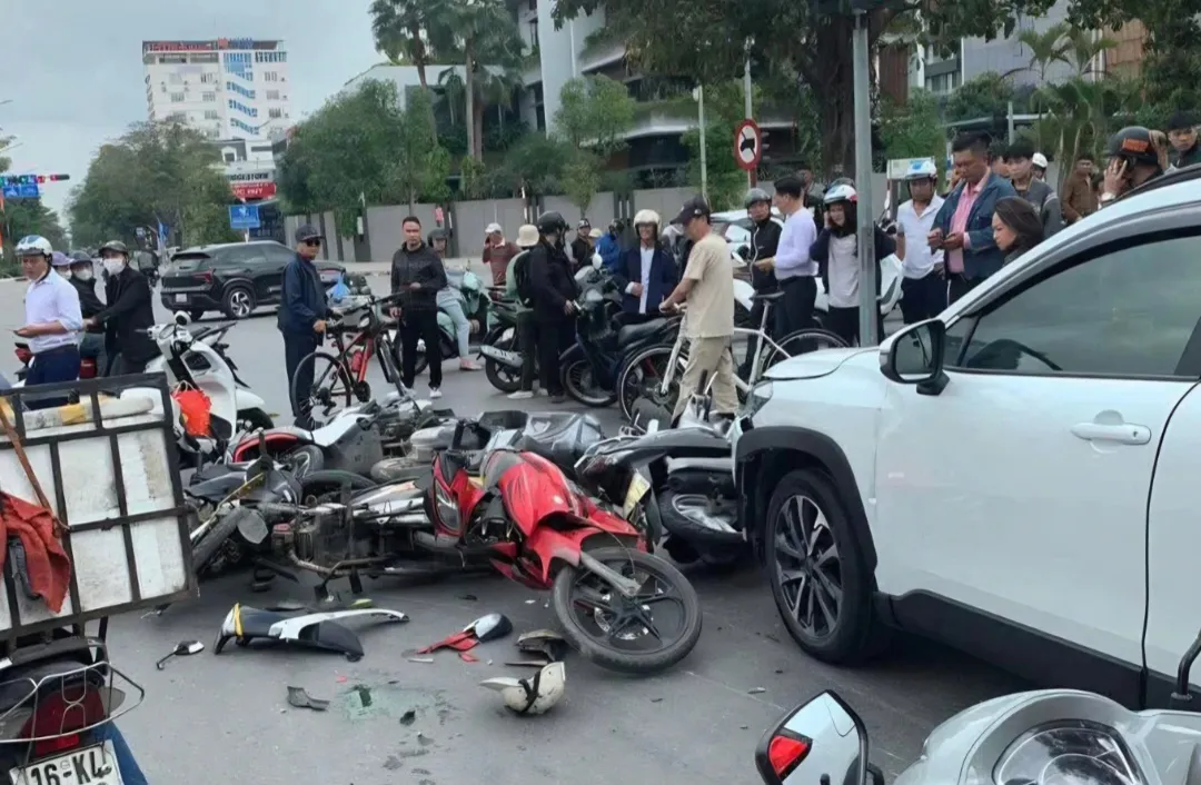 Ô tô tông 12 xe máy chờ đèn đỏ ở Hải Phòng, 13 người bị thương
