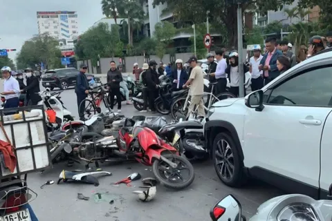 Ô tô tông 12 xe máy chờ đèn đỏ ở Hải Phòng, 13 người bị thương