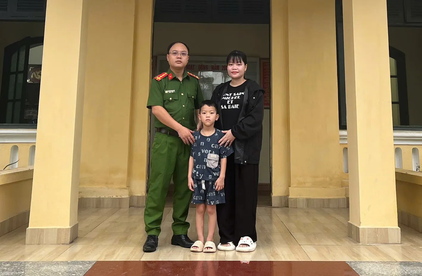 Quảng Ninh: Công an phường bàn giao cháu bé đi lạc về với gia đình