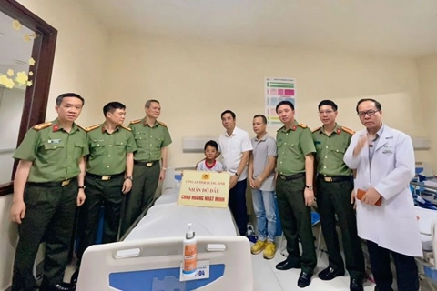Công an tỉnh Quảng Ninh nhận đỡ đầu cháu bé sống sót vụ lật tàu Vịnh Xanh 58