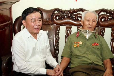 Thường trực Ban Bí thư Trần Cẩm Tú thăm, tặng quà gia đình chính sách tại Hải Phòng
