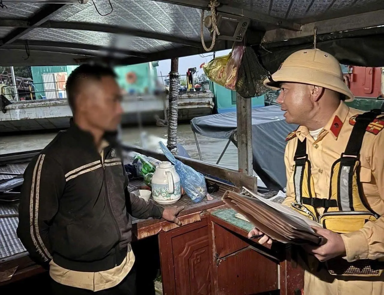 Hải Phòng: xử lý 4 trường hợp khai thác trái phép thuỷ sản bằng điện trên sông Cấm