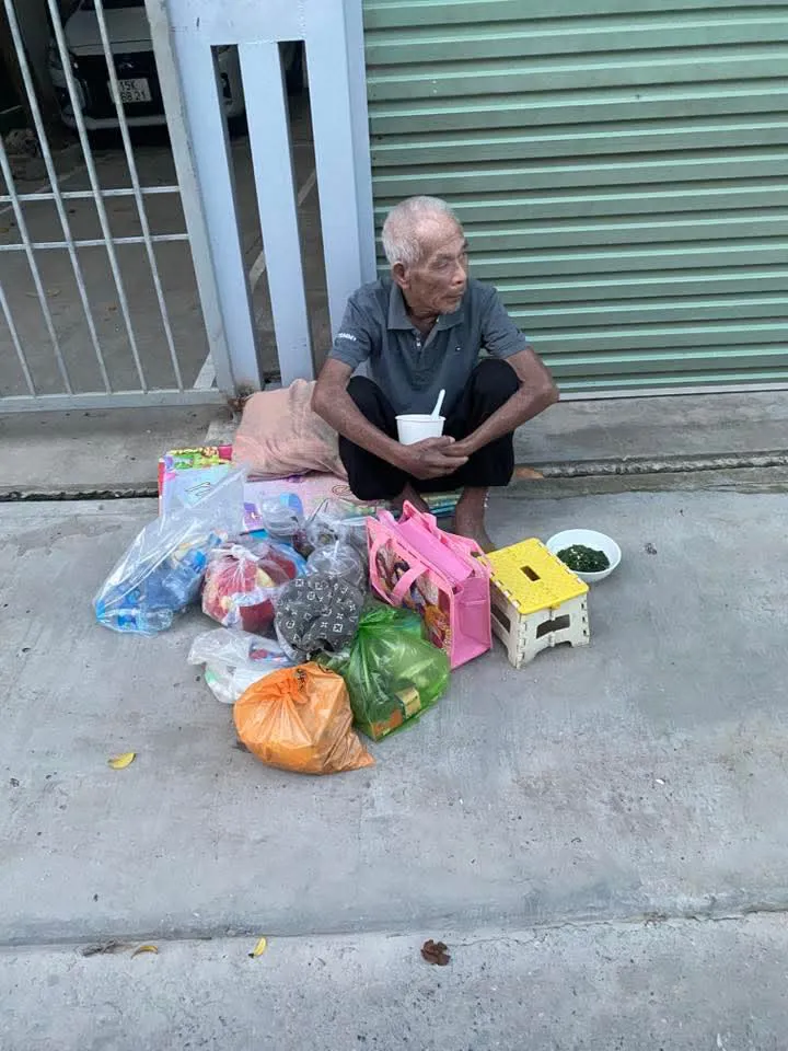 Hải Phòng: cụ ông sống ngoài đường đã được người thân đón về