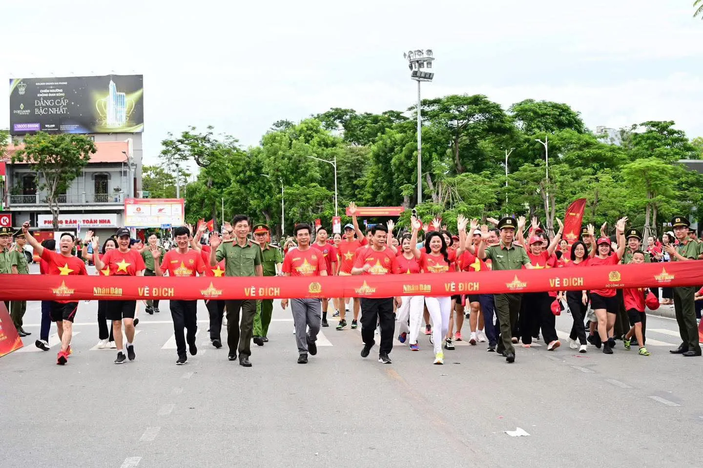 Hải Phòng: hàng nghìn người tham gia sự kiện "Cùng Việt Nam tiến bước"