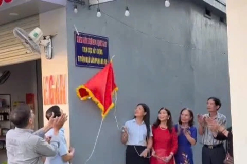Bữa cơm gắn kết tình làng nghĩa xóm
