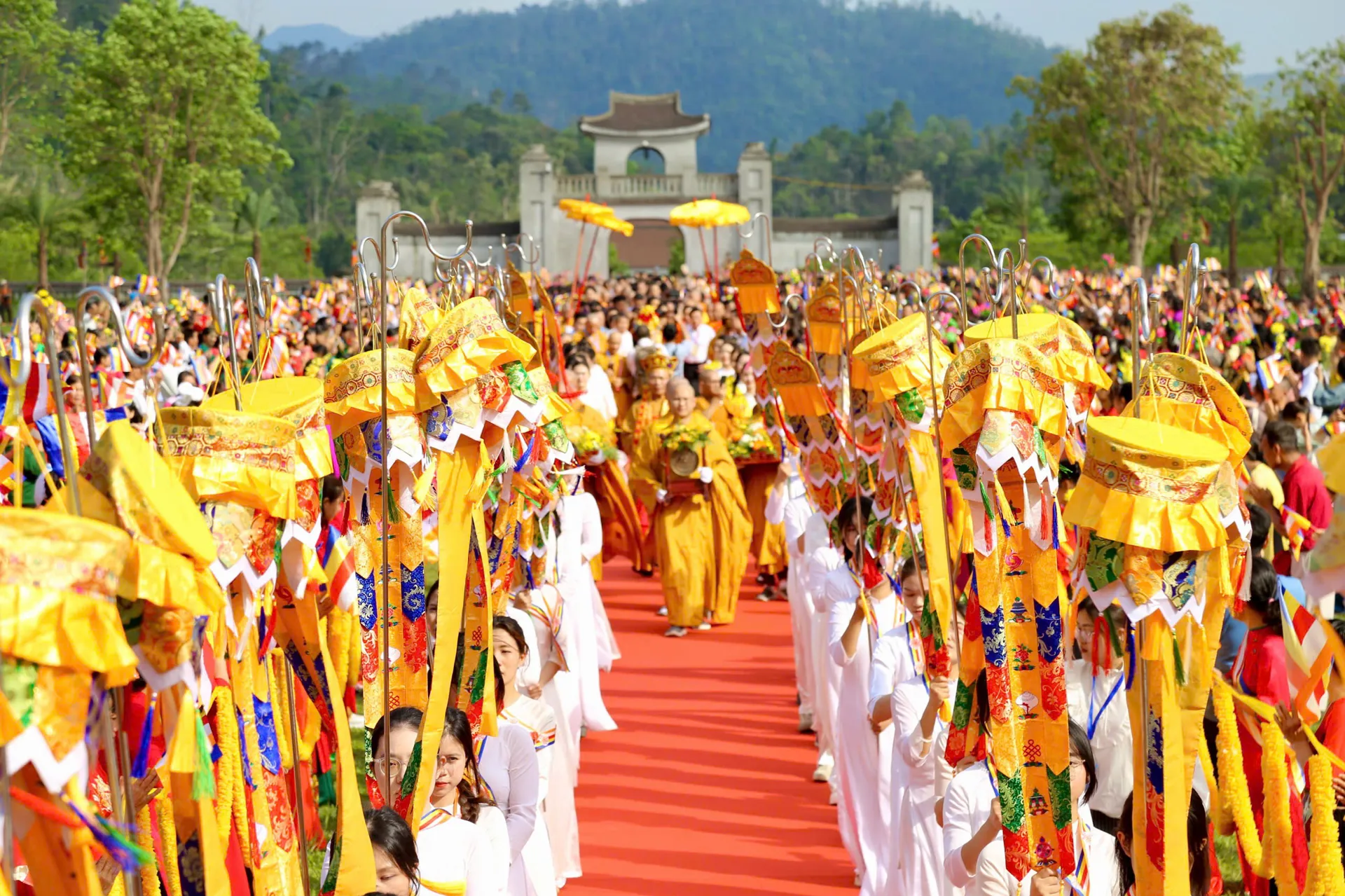 Quảng Ninh: hàng vạn người đổ về Yên Tử để chiêm bái Xá lợi Đức Phật