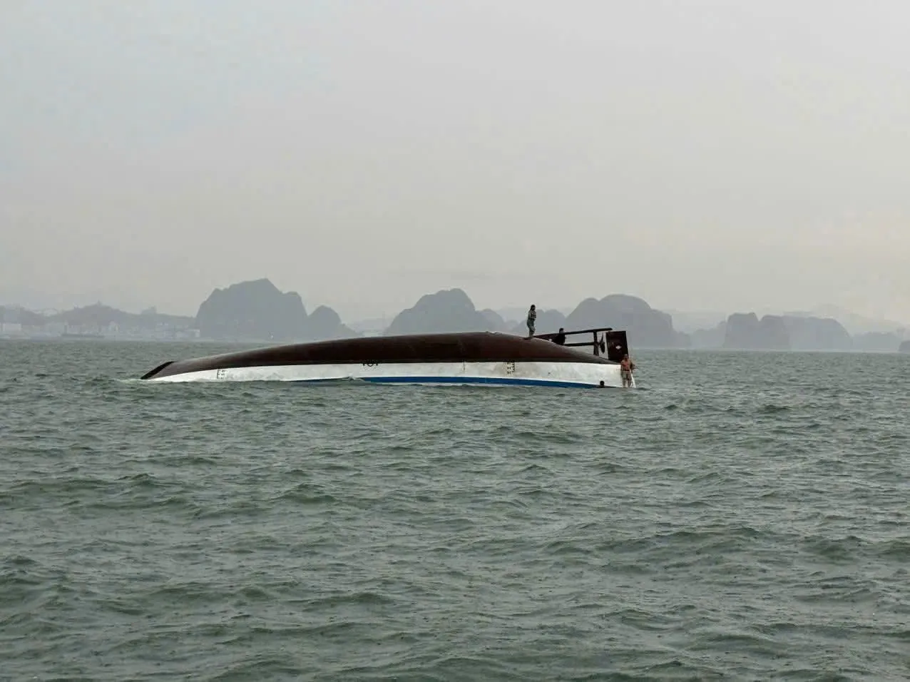 Quảng Ninh: đã cứu sống được 12 người, vớt được 3 thi thể nạn nhân vụ lật tàu du lịch