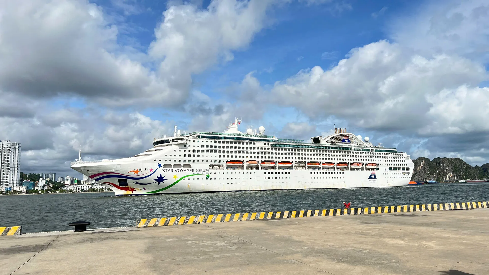 Quảng Ninh: du thuyền Star Voyager chở theo 1.225 khách quốc tế cập Cảng quốc tế Hạ Long