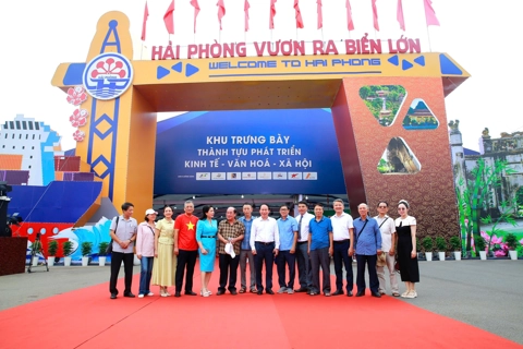 Nguyên Thường trực Ban Bí thư Trần Quốc Vượng tham quan khu trưng bày của Hải Phòng