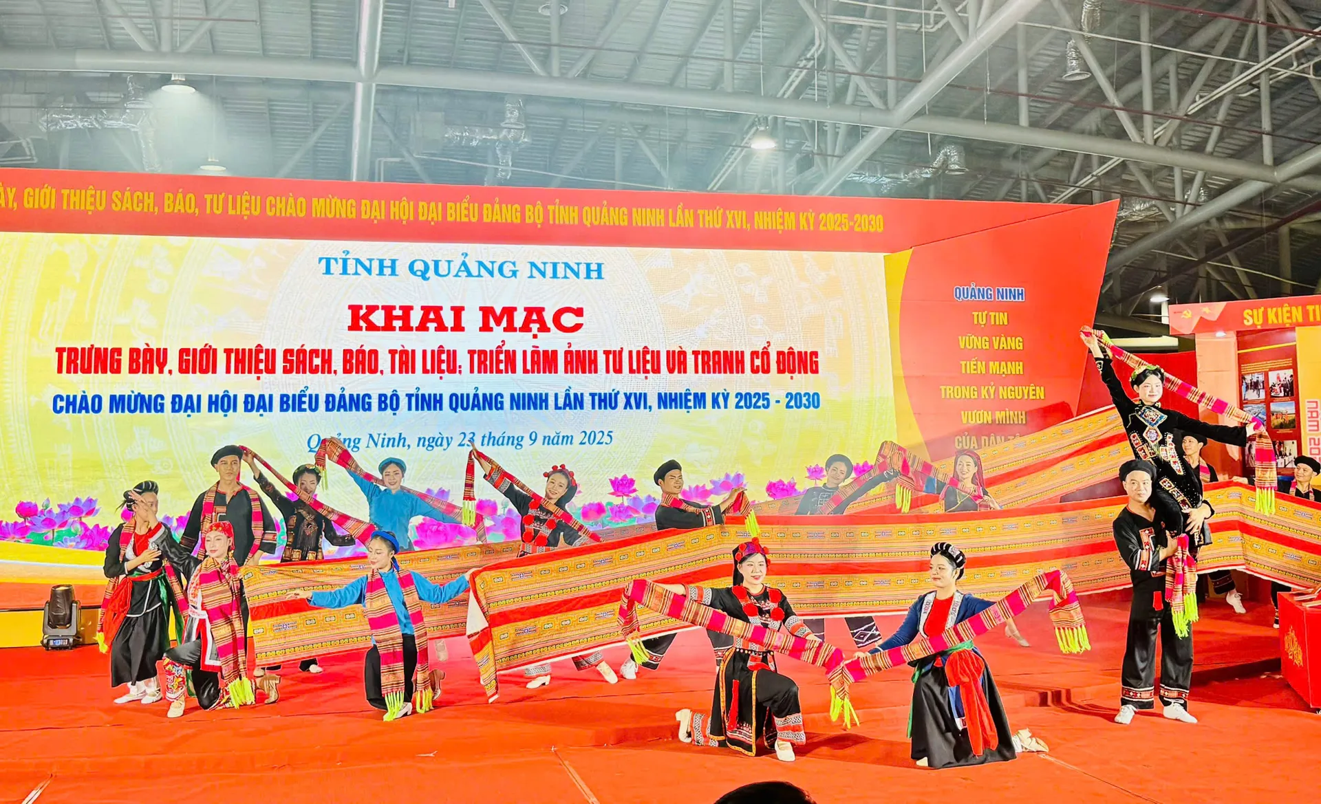 Quảng Ninh: triển lãm ảnh tư liệu và tranh cổ động chào mừng Đại hội đại biểu Đảng bộ tỉnh
