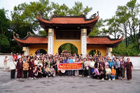 Đón đoàn khách du lịch đầu tiên “Khám phá di sản thế giới Côn Sơn, Kiếp Bạc”