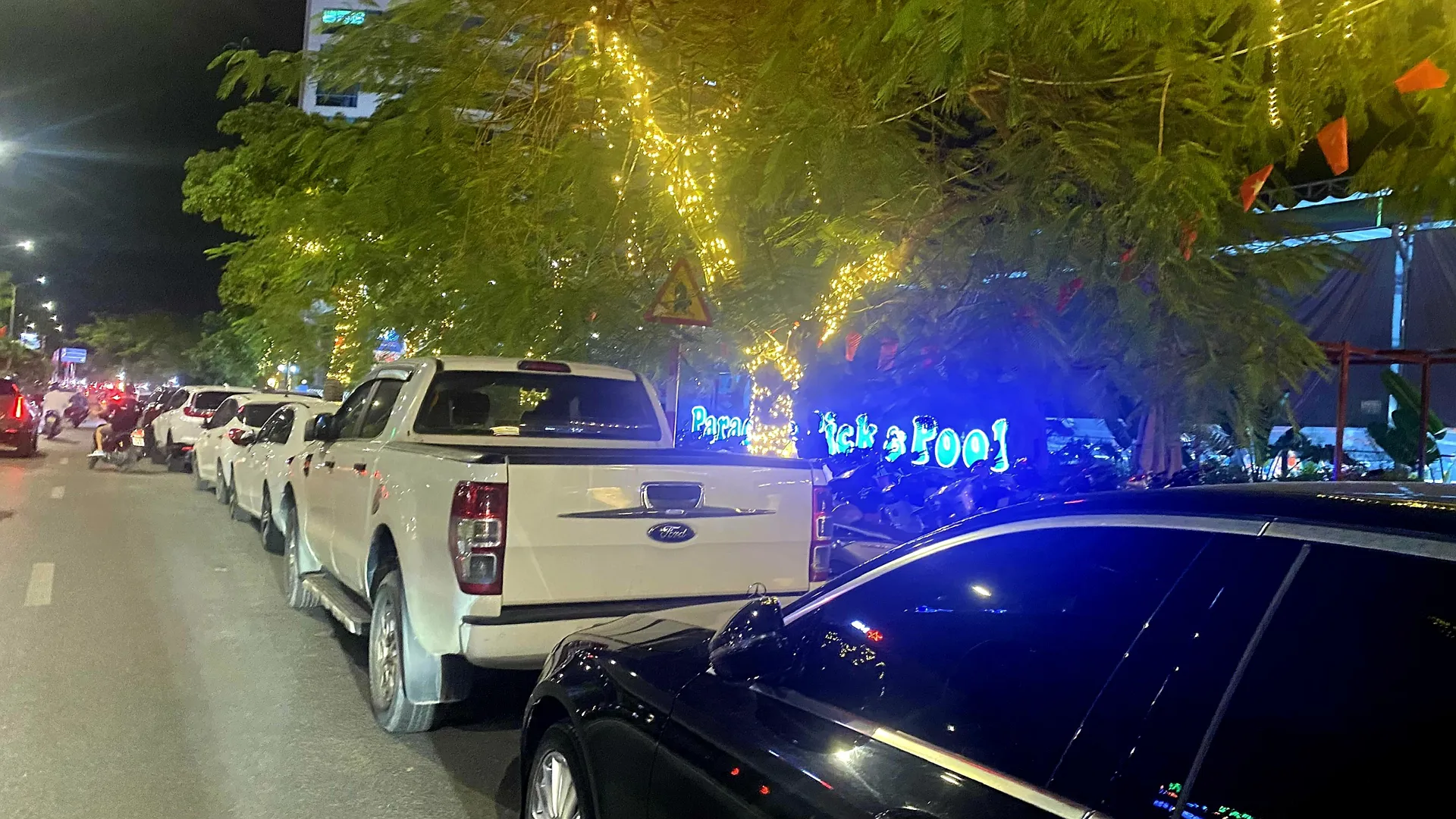 Hải Phòng: Ô tô đỗ hàng dài dưới lòng đường Lê Hồng Phong, gây ách tắc cục bộ
