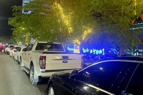 Hải Phòng: Ô tô đỗ hàng dài dưới lòng đường Lê Hồng Phong, gây ách tắc cục bộ
