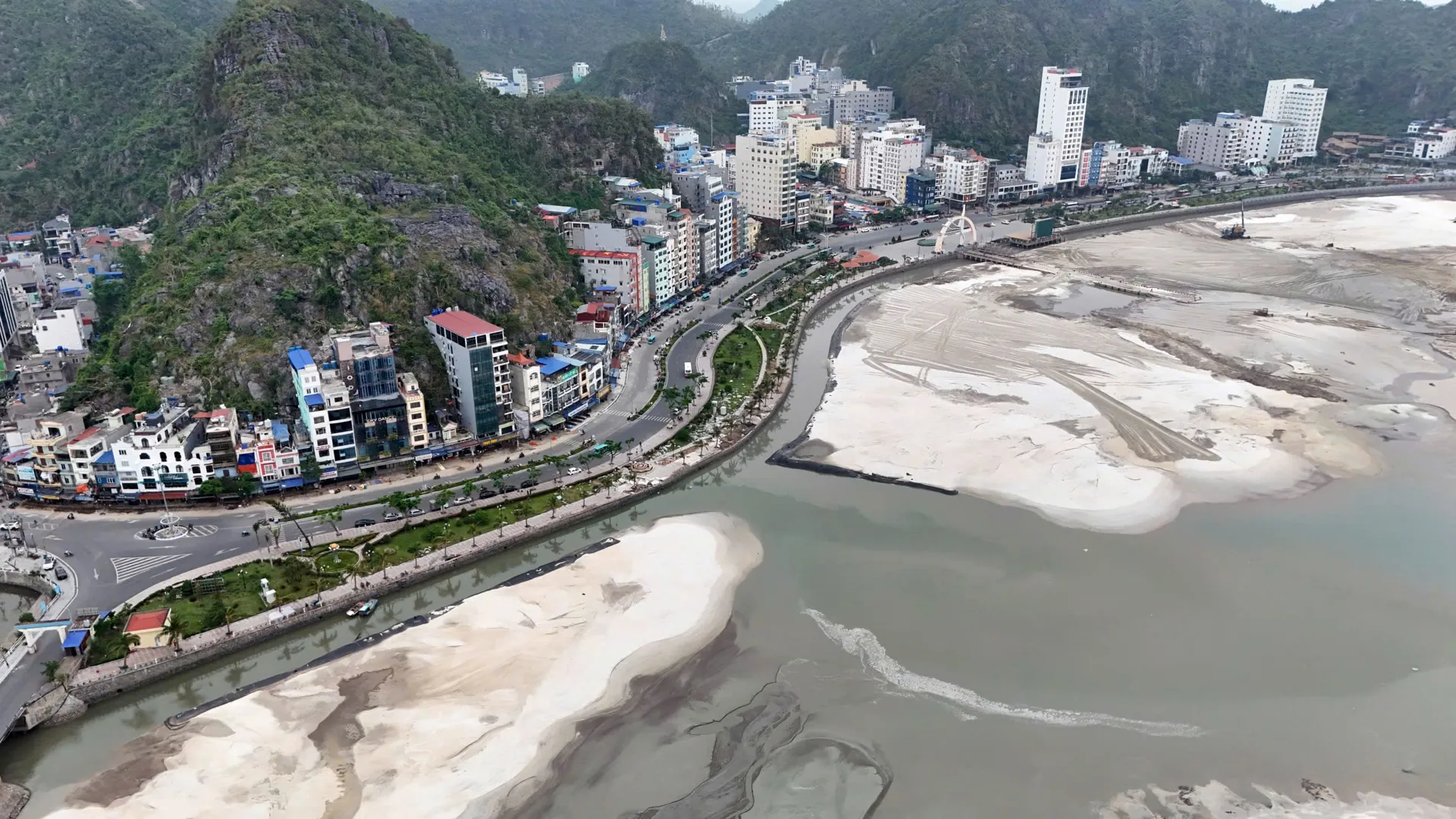 Hải Phòng sẽ hạn chế xe từ 29 chỗ vào trung tâm du lịch Cát Bà từ năm 2026