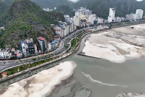 Hải Phòng sẽ hạn chế xe từ 29 chỗ vào trung tâm du lịch Cát Bà từ năm 2026