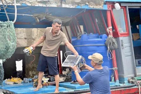Quảng Ninh: nhiều tàu cá hoàn thành đăng ký và cấp giấy phép khai thác thuỷ sản