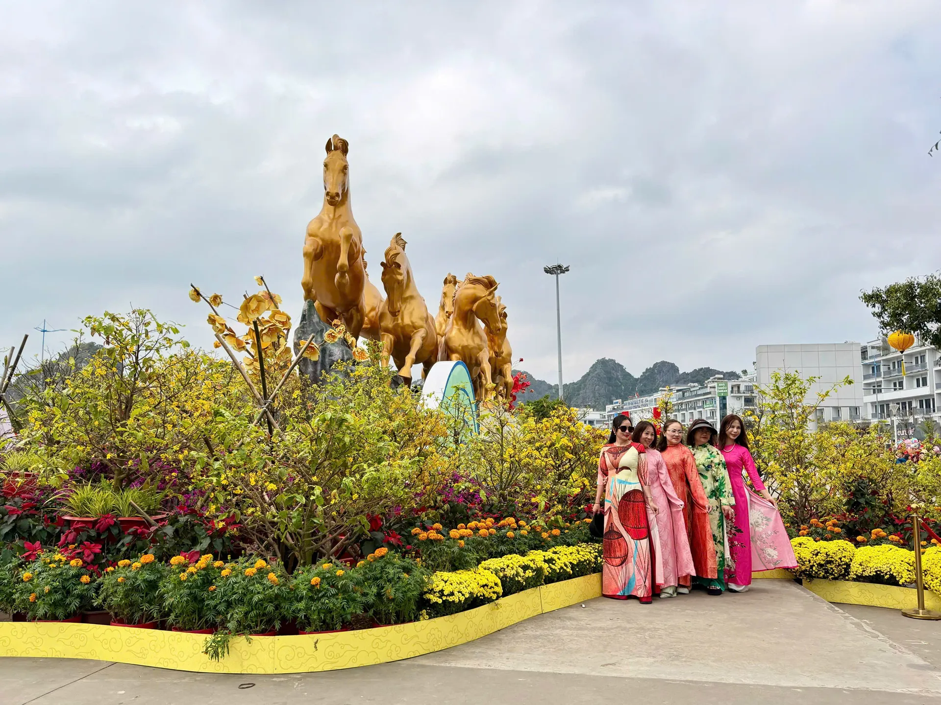 Quảng Ninh đón trên 1,1 triệu lượt du khách trong 8 ngày nghỉ Tết