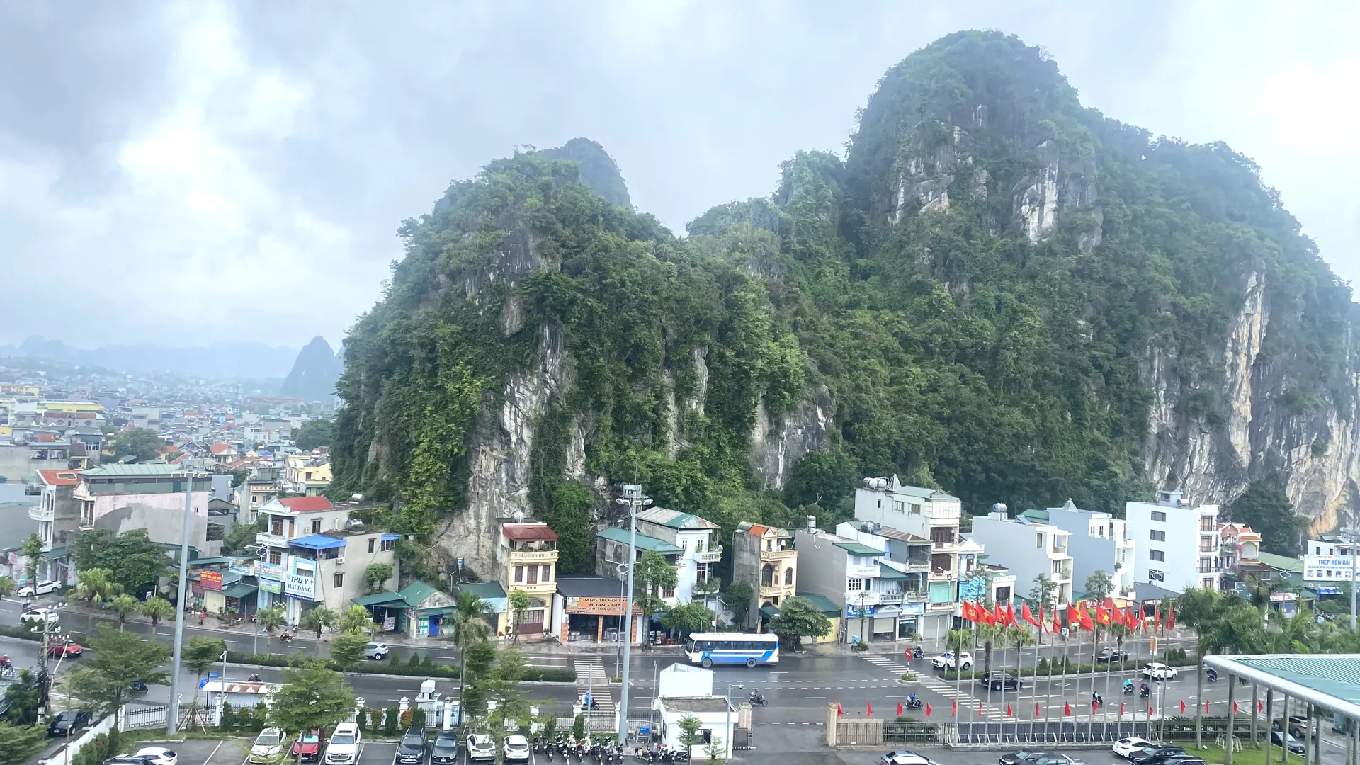 Kinh tế Quảng Ninh bứt tốc nhờ trụ cột công nghiệp chế biến và dịch vụ hiện đại