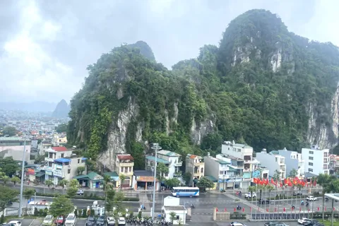 Kinh tế Quảng Ninh bứt tốc nhờ trụ cột công nghiệp chế biến và dịch vụ hiện đại