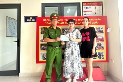 Quảng Ninh: công an hỗ trợ người dân nhận lại 200 triệu đồng do chuyển khoản nhầm 