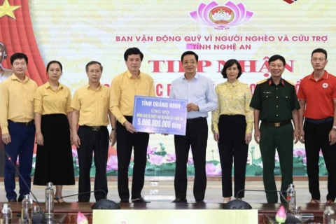 Quảng Ninh: trao tặng 5 tỷ đồng cho tỉnh Nghệ an ủng hộ đồng bào vùng lũ
