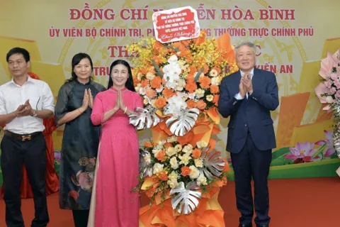 Phó Thủ tướng Thường trực Chính phủ Nguyễn Hòa Bình thăm Trường THPT Kiến An