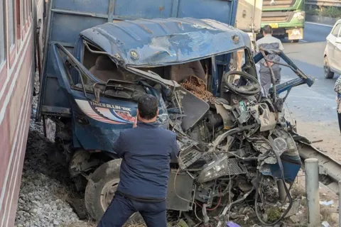 Hải Phòng: ô tô tải va chạm với tàu hoả, 2 người bị thương