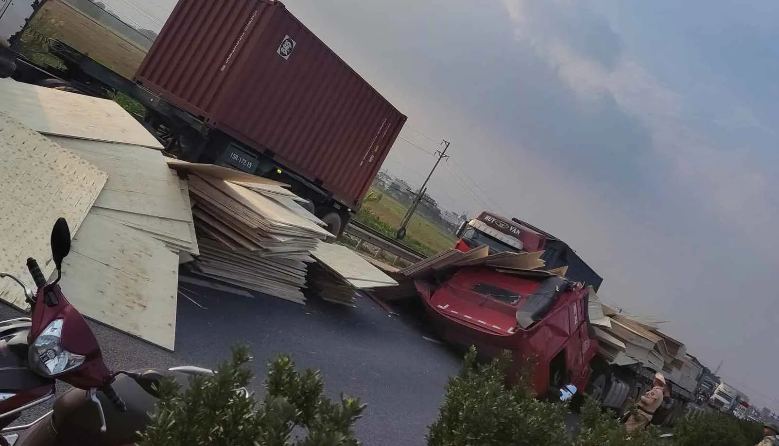 Hải Phòng: xe đầu kéo gặp sự cố, gỗ đổ xuống đường gây ách tắc Quốc lộ 5