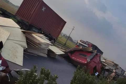 Hải Phòng: xe đầu kéo gặp sự cố, gỗ đổ xuống đường gây ách tắc Quốc lộ 5