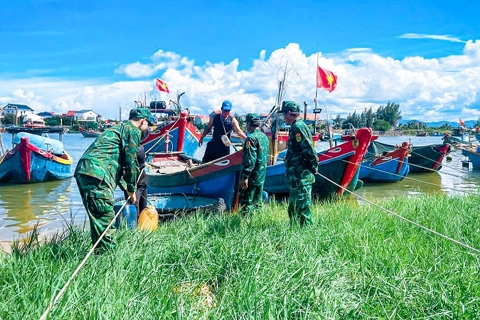 Quảng Trị: Bộ đội Biên phòng giúp người dân ứng phó bão số 5