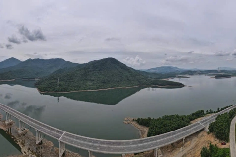 “Mãn nhãn” vẻ đẹp tuyến cao tốc Vũng Áng - Bùng trước ngày thông xe